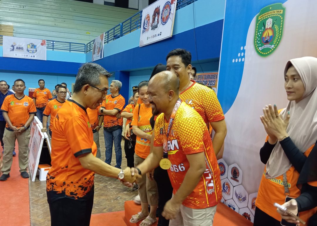 Tim Lipan Kawinkan Juara Di Turnamen Terbuka Bola Voli Bupati Cup Kutim