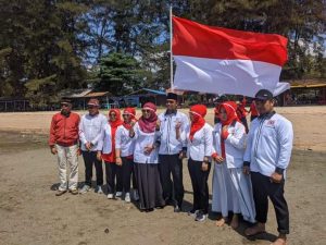 Pengibaran Bendera Merah Putih di Pantai Teluk Lombok oleh Kerukunan Keluarga Wajo (KKW) 