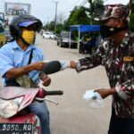 Cegah Penyebaran Covid-19 FKPPPI Kutim Turut Bagikan Masker Dijalan