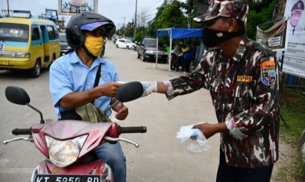 Cegah Penyebaran Covid-19 FKPPPI Kutim Turut Bagikan Masker Dijalan