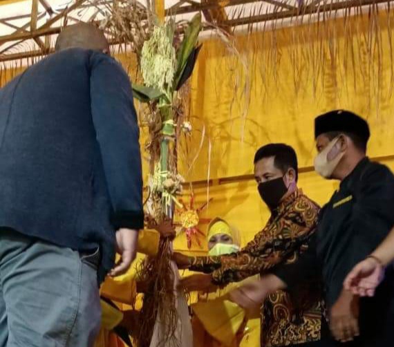 Asisten II Suroto Tutup Acara Adat Pelas Tanah Ke V