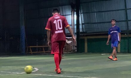 Jaga Kebugaran Di Tengah Padatnya Jadwal Reses, Sutomo Jabir Futsal Bareng Pemuda-pemuda Milenial Sangatta