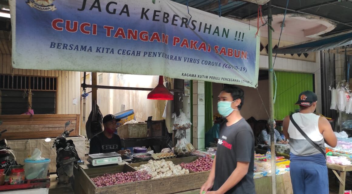 Spanduk Imbauan Penggunaan Masker Di Pasar Tradisional  Sangatta Bertebaran