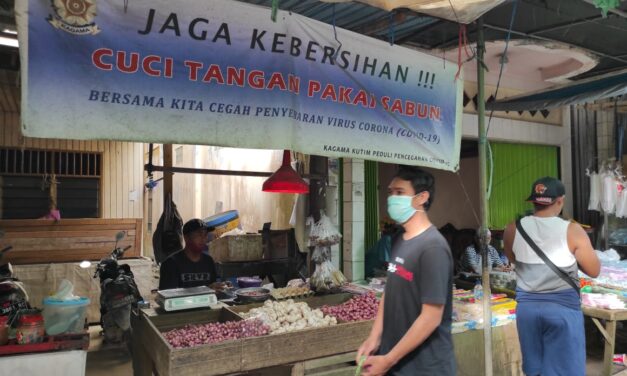 Spanduk Imbauan Penggunaan Masker Di Pasar Tradisional  Sangatta Bertebaran