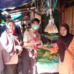 Pelajar Smansel Kutim Bagikan Handsanitizer Untuk Pedagang