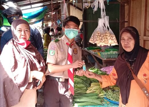 Pelajar Smansel Kutim Bagikan Handsanitizer Untuk Pedagang