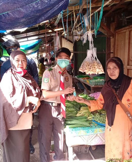 Pelajar Smansel Kutim Bagikan Handsanitizer Untuk Pedagang