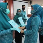 Ketua TP PKK Kaltim Norbaiti Serahkan 3 Penghargaan Lomba Ke PKK Kutim