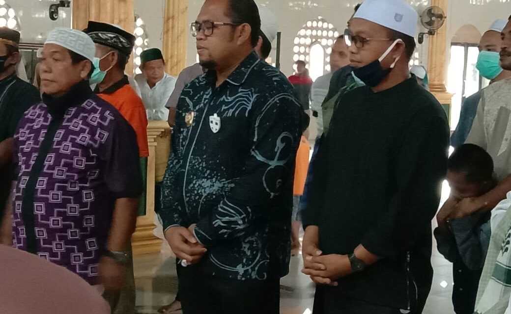 Plt Bupati Kutim Kasmidi Bulang Melayat Ke Rumah Duka Tokoh Masyarakat Wajo