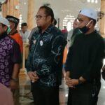 Plt Bupati Kutim Kasmidi Bulang Melayat Ke Rumah Duka Tokoh Masyarakat Wajo