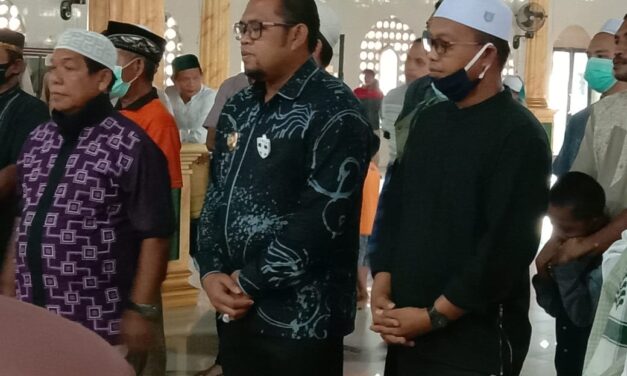 Plt Bupati Kutim Kasmidi Bulang Melayat Ke Rumah Duka Tokoh Masyarakat Wajo