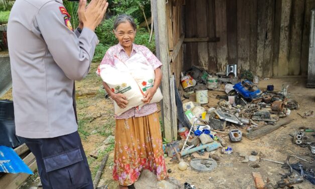 Masyarakat Terdampak Covid 19 Diberi Santunan Oleh Polsek Kongbeng