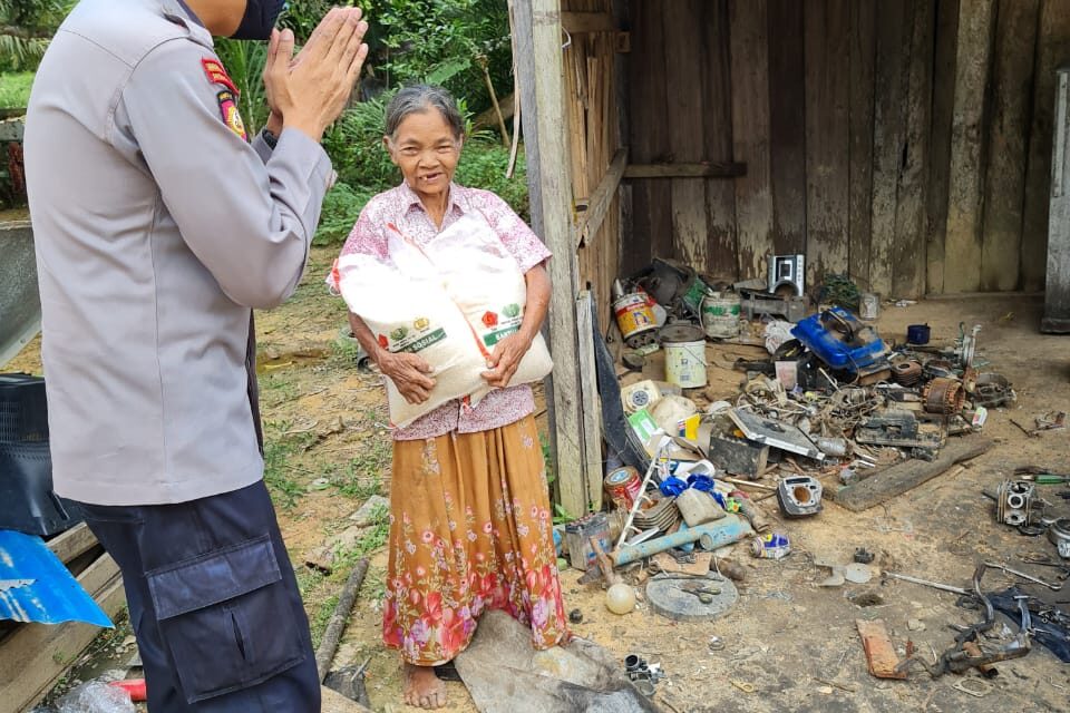 Masyarakat Terdampak Covid 19 Diberi Santunan Oleh Polsek Kongbeng