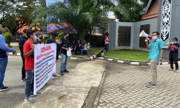 Demo di Kantor DPRD Kaltim, Mahasiswa “Gempur” Sampaikan Dua Tuntutan