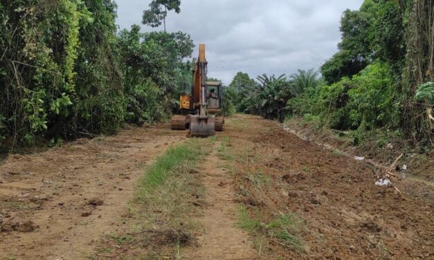 Turunkan Unit, Dinas PU Kerjakan Kerusakan Jalan Muara Bengkal