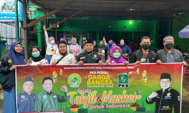 DPW PKB dan DKW Garda Bangsa Kaltim Bagi Takjil ke Pengguna Jalan