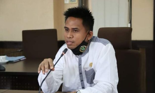 Sutomo Prihatin Truk Bermuatan Batu Bara Melintas di Kelurahan Bontang Lestari