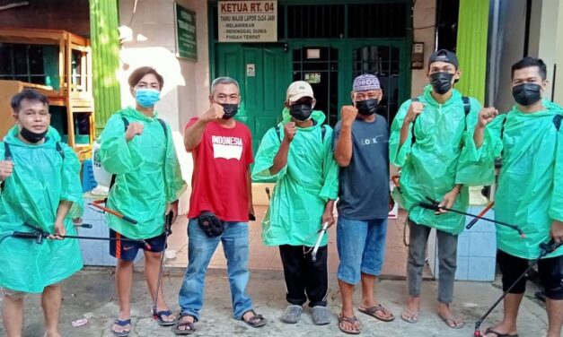Cegah Penyebaran Virus Covid 19, Pemuda Batu Lumpang Lakukan Penyemprotan Disinfektan