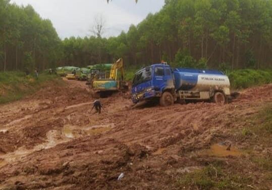 Bupati Kutim Komitmen Perbaiki Jalan Muara Bengkal