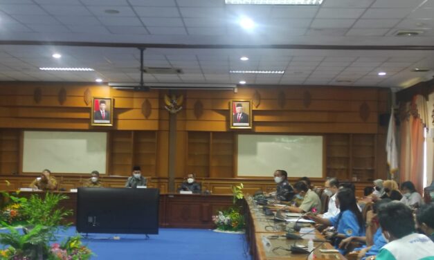 Puluhan Buruh Sambangi DPRD Kutim