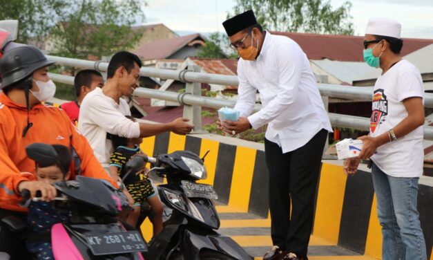 Kasmidi Bersama KB Setia Bagi Takjil dan Masker