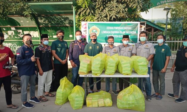 Berbagi Sesama, DPD LDII Kutim Bagikan Takjil