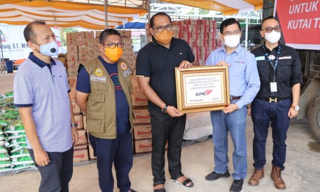 PT KPC Salurkan Bantuan Korban Banjir