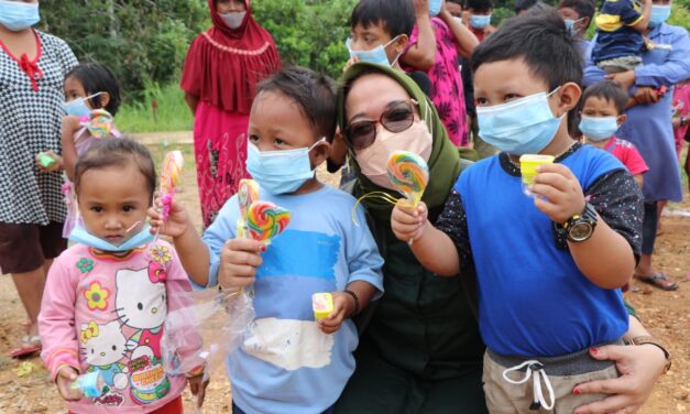Sambangi Korban Banjir, Pemerintah Beri Hiburan pada Anak