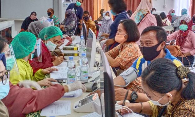 Bawa Dua Lansia, Ternyata Bisa Dapat Vaksin Gratis Loh!