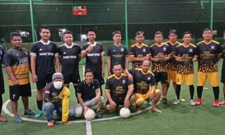 Disela Padatntya Reses, Sutomo Jaga Kebugaran Dengan Bermain Futsal Bersama Warga