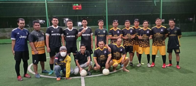 Disela Padatntya Reses, Sutomo Jaga Kebugaran Dengan Bermain Futsal Bersama Warga