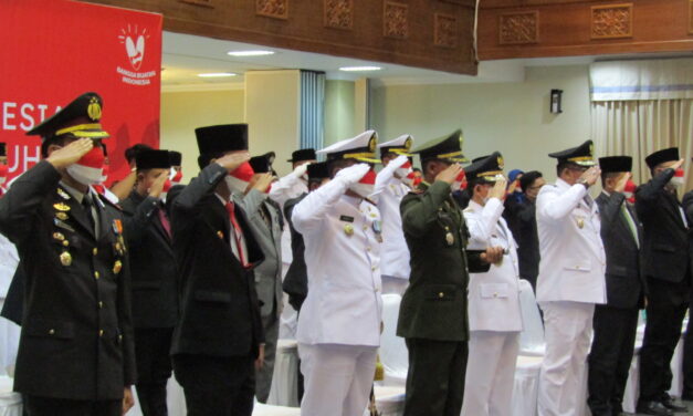 Bupati Kutim Ikuti Upacara Penurunan Bendera di Istana Merdeka Secara Virtual