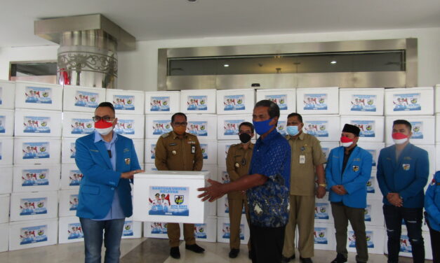 100 Box Penyimpanan Ikan Diberikan KNPI Kutim Kepada Para Nelayan