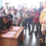 Wabup Kutim Terima  Bantuan 1000 Paket Sembako dari IKA UNMUL Untuk Warga Isoman dan Terdampak Covid 19