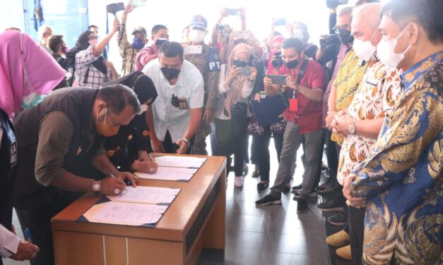 Wabup Kutim Terima  Bantuan 1000 Paket Sembako dari IKA UNMUL Untuk Warga Isoman dan Terdampak Covid 19