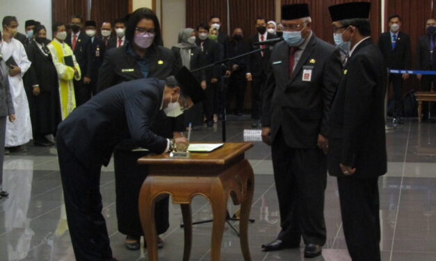 Bupati Kutim Lantik 13 Pejabat Esselon II dan 33 Pejabat Fungsional