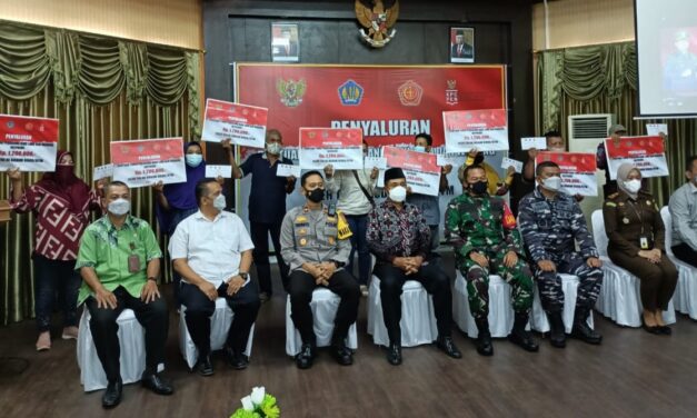 Kodim 0909/Kutai Timur Salurkan 1200 Bantuan Tunai Pedagang Kaki Lima dan Warung