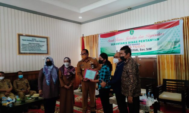 Tingkatkan Produksi Pertanian, Distan Serahkan Alat Perontok Padi