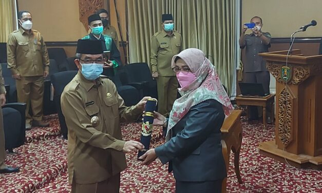 Bupati Kutim Lantik Dua Pejabat Administrator