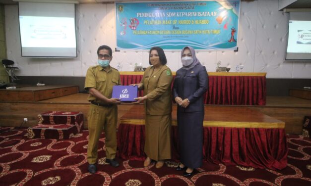 Dispar Kutim Gelar Pelatihan Make Up, Fashion Design dan Design Busana Batik