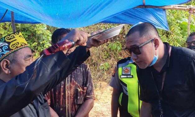 Ritual Tepung Tawar dan Mendam  Awali Penggunaan Jalan Baru Poros Keraitan