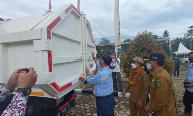 PT GAM Berikan Bantuan 1 Unit Dumptruk Sampah di Sangkulirang