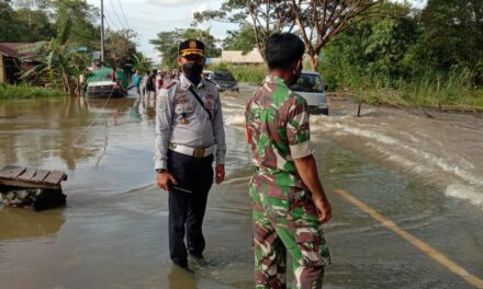 Dishub Kutim Terjunkan Anggota di Ruas Jalan Bengalon – Sangkulirang Yang Masih Terendam Banjir
