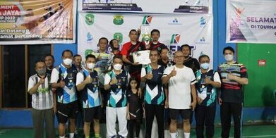 Bupati Kutim Bertanding di Penutupan Turnamen Badminton Kerta Jaya Cup 2022 Kategori Veteran