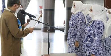 Siti Nurhasanah Dilantik dan Dikukuhkan Jadi Ketua IWAPI Kutim