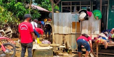 Kerukunan Kawanua dan FKPPM Lakukan Bakti Sosial Bersih-bersih Sampah Pasca Banjir