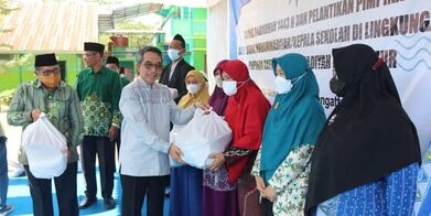 Lazismu dan PD Muhammadiyah Kutim Bagikan Paket Sembako Untuk Guru Terdampak Banjir