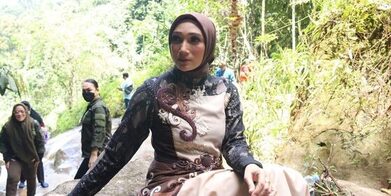 Model Asal Surabaya Bangga Bisa Promosikan Batik Wakaroros