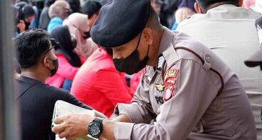 Ditengah Demo, Anggota Polres Kutim Bripka Irantau Luangkan Waktu Baca Al-Quran