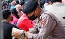 Ditengah Demo, Anggota Polres Kutim Bripka Irantau Luangkan Waktu Baca Al-Quran